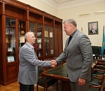 Игорь Бабушкин вручил региональную награду ветерану органов прокуратуры РФ Вячеславу Белоусову 