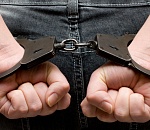 Под Астраханью пьяный грабитель кафе прятался от полиции под столом