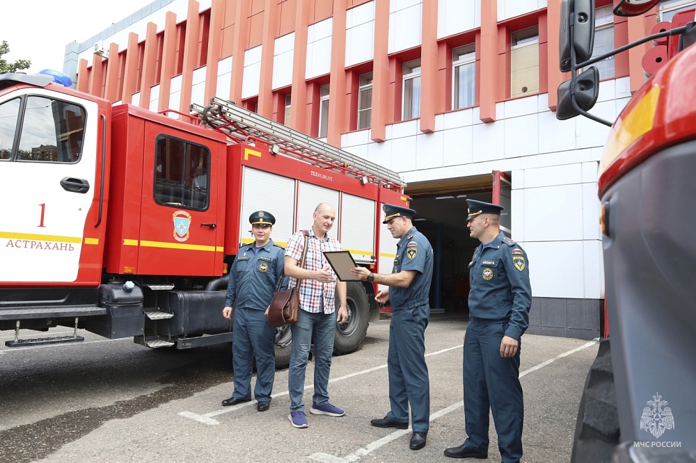 Астраханца за спасение людей отметили в управлении МЧС региона