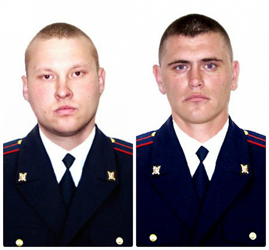 К портретам погибших полицейских горожане и коллеги несут цветы