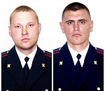 К портретам погибших полицейских горожане и коллеги несут цветы