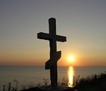 20-летний сельчанин вырывал кресты с могил и подбрасывал их под двери домов усопших