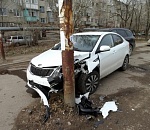 В Астрахани автоледи протаранила опору теплотрассы и припаркованный автомобиль