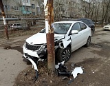 В Астрахани автоледи протаранила опору теплотрассы и припаркованный автомобиль