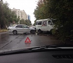 В Астрахани маршрутка улетела в кусты