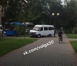 В Астрахани водитель маршрутки проехал по пешеходному бульвару