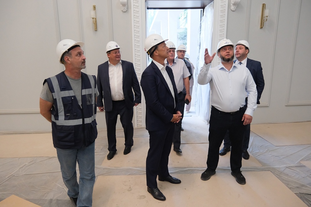 Сенатор РФ Андрей Яцкин проверил ход реконструкции КРК «Октябрь» в Астрахани