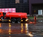 В Астрахани спецтехника борется с последствиями ливня без передышки