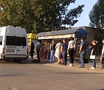 Жители микрорайонов Бабаевского и Астрахань-2 часами ждут общественный транспорт