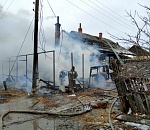 На пожаре в многоквартирном доме в Астрахани обнаружено тело ребенка. Работают следователи и прокуратура