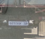 Астраханец катается на автофургоне с криво нарисованным от руки госномером