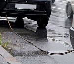 В Астрахани буксировочный трос отлетел в маршрутку, разбив стекло