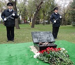 В Астрахани открыли мемориальную доску погибшему полицейскому