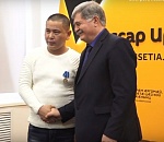 Со слезами на глазах: астраханца наградили в Южной Осетии за подвиг, совершенный в августе 2008-го