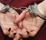 В Астрахани мастер по наращиванию ресниц оказалась воровкой