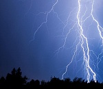 Во время дождя в центре Астрахани погиб молодой парень