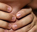 17-летнюю астраханку едва не задушили в лифте