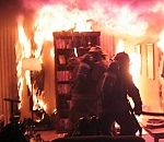 В Астрахани при пожаре квартиры пострадали две женщины и ребенок