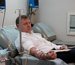 Врио губернатора Астраханской области Игорь Бабушкин сдал кровь в День донора