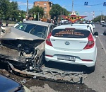 В Астрахани Хундай совершил пируэт, зацепив три авто и леер