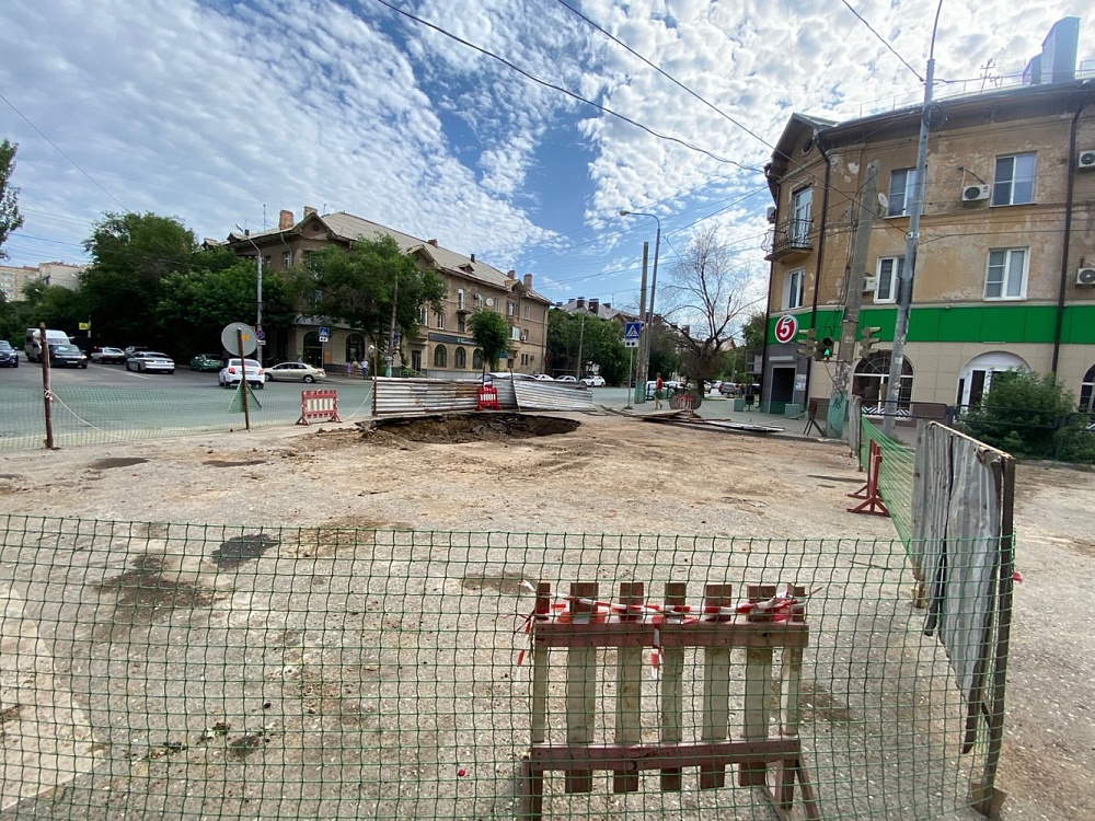 В Астрахани устранили коммунальную аварию на перекрёстке, где провалился асфальт