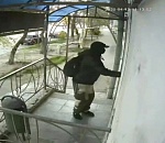 В Астрахани мужчина напал и ограбил магазин со скоростью света. Видео