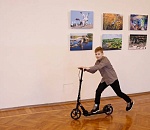 Маленький астраханец прокатился на самокате в резиденции губернатора