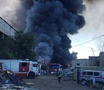 На западной окраине Астрахани из-за мусора возник мощный пожар, на тушение отправили даже пожарный поезд