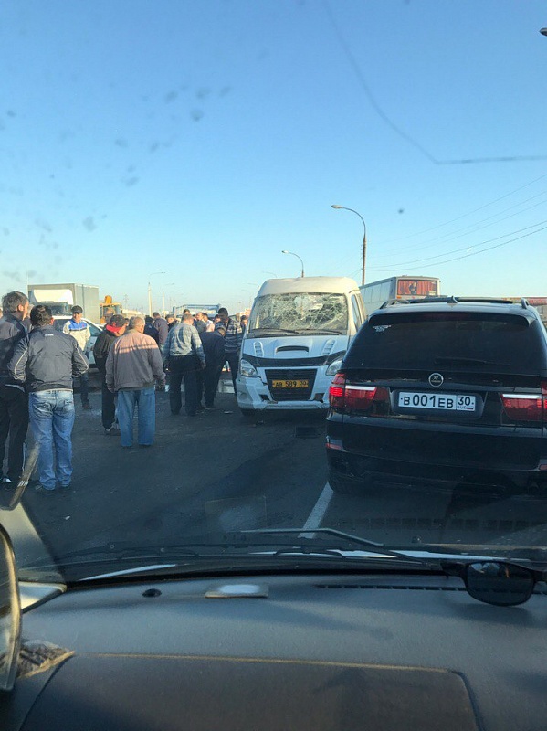 Соцсети: в Астрахани опрокинулась маршрутка с пассажирами