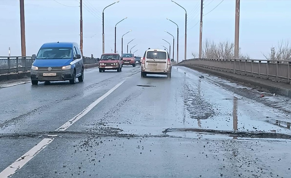 Астраханцам пообещали залатать дырявый мост возле Мясокомбината, но только когда потеплеет