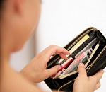 В торговом центре мошенница присвоила себе чужой кошелёк