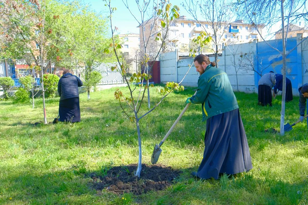 Этноконфессиональный трудовой десант высадился в астраханской «Аркадии»
