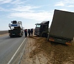 На астраханской трассе фура с 10 тоннами груза съехала в кювет 