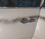 В Астрахани хулиганы разрисовали баллончиком десяток припаркованных авто