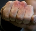 Астраханец поссорился с другом и с досады измолотил попавший под руку автомобиль