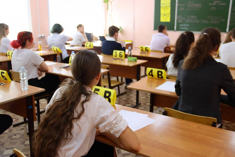 Более 1300 астраханских школьников сдали ЕГЭ по иностранным языкам и биологии 