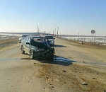 На астраханской трассе столкнулись легковой автомобиль и грузовик