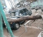 Ураган в Астрахани валит деревья и портит машины