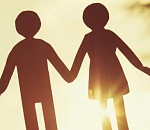 В Астрахани женатым людям предлагают вспомнить первый поцелуй