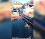 На поверхности астраханского водоёма обнаружен крупный нефтяной разлив