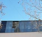 Легкий зимний ветерок треплет лист... поликарбоната на кинотеатре "Октябрь"