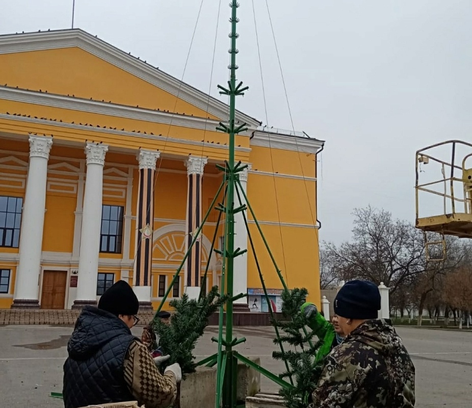 Новогодние елки начали устанавливать в Астраханской области