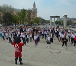 Самый сильный человек России Михаил Кокляев провел зарядку с астраханскими школьниками