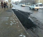 В Астрахани дорожники сели в лужу