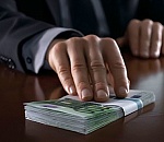 Преподавателя астраханского колледжа поймали на взятке