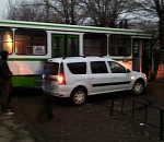 В Астрахани пассажирский автобус протаранил забор школы