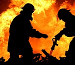 В Астрахани сгорело заброшенное здание: огонь перекинулся на жилой дом