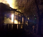  В Астрахани ночью сгорели автомобиль и заброшенный дом