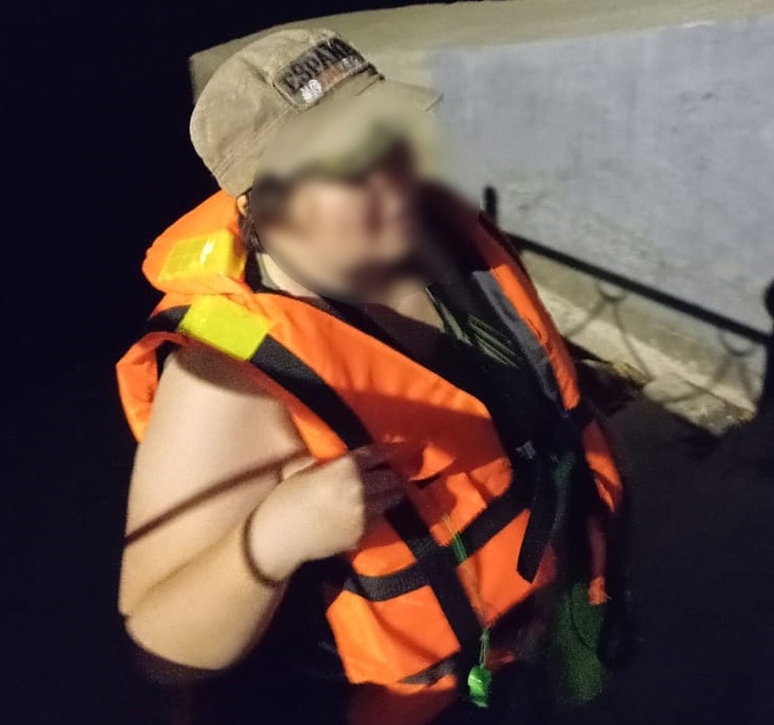 Астраханцы заметили в Волге женщину на спущенной резиновой лодке