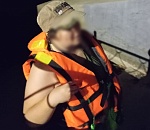 Астраханцы заметили в Волге женщину на спущенной резиновой лодке